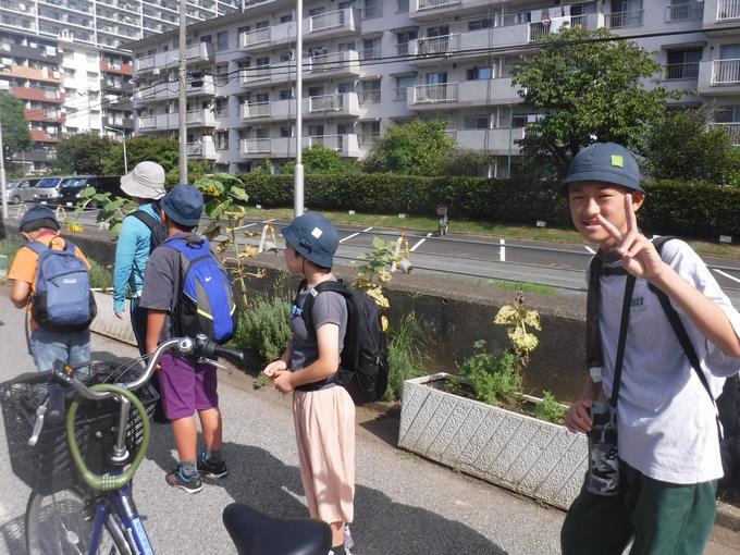 歩いて湊町小学校へ