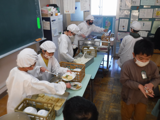 給食配膳中@4年生