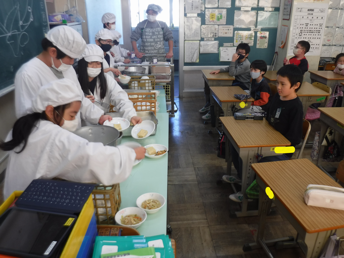 給食配膳中@4年生
