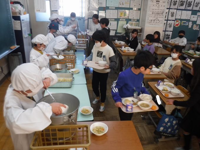 給食配膳中@4年生