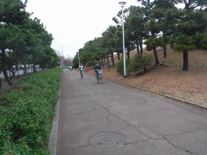 自転車で先導し、トップがきました