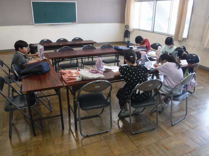プールサイドではなく別室で学習