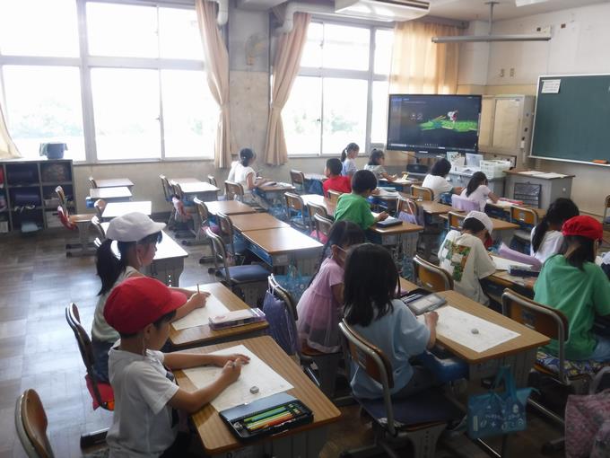 プールサイドではなく別室で学習