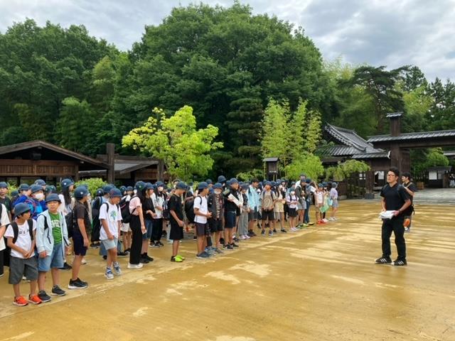 日光江戸村には学校団体で若松小が1番乗りしました
