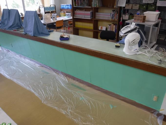図書室の壁の塗り替え