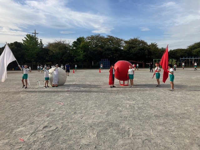全校大玉送りの練習