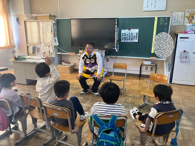 エプロン姿で子供たちをリラックスさせています