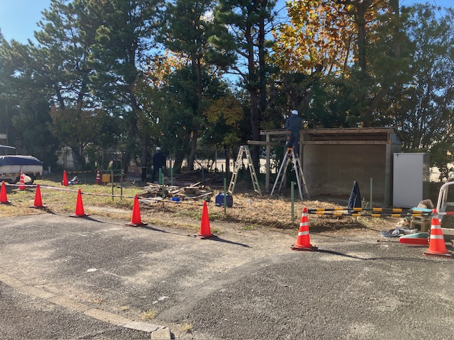 飼育小屋の撤去作業