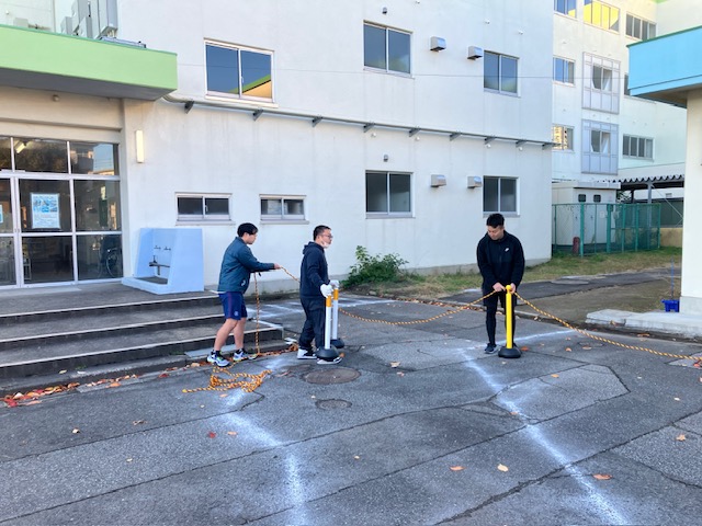 入場列のためのロープ張り
