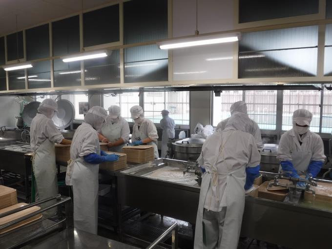 給食室作業中
