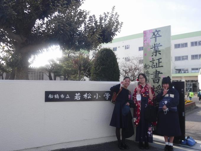 和服の卒業生を囲んで
