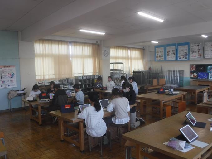 図工室では6月の掲示物を制作中