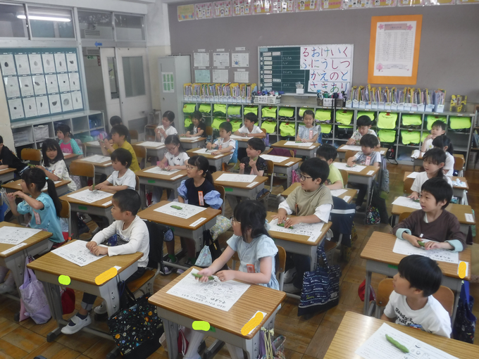 電子黒板を見ています。この後むきます。