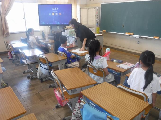 見学者は教室で学習