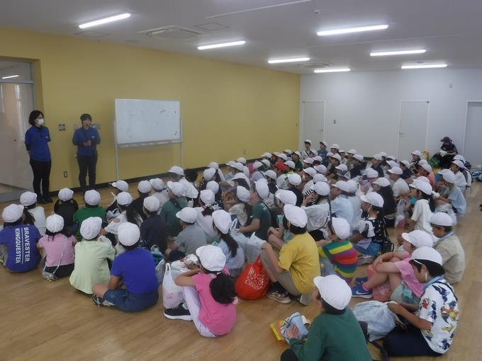 学習館で説明を聞いています
