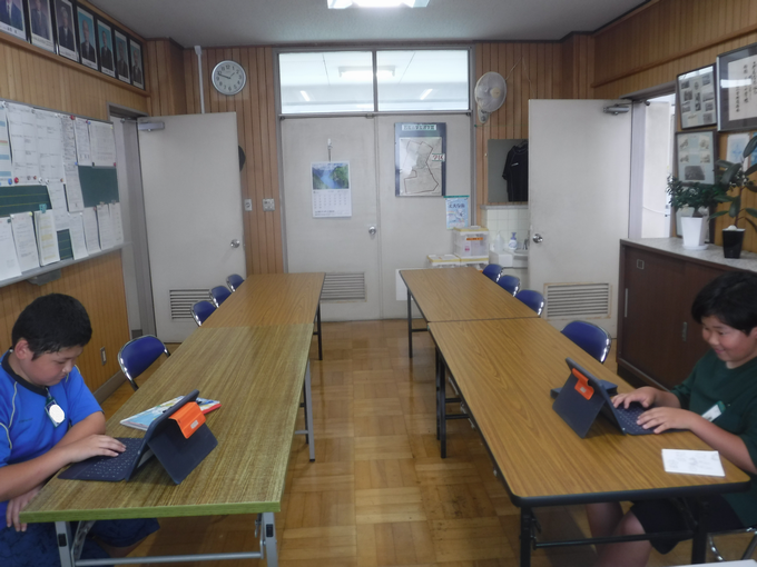 見学者の中には志願して校長室でオンラインドリルに取り組む6年生もいます