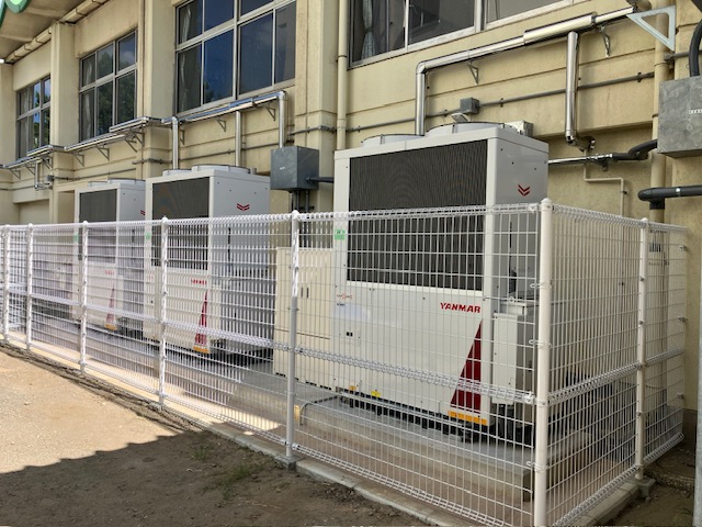 体育館のエアコン室外機