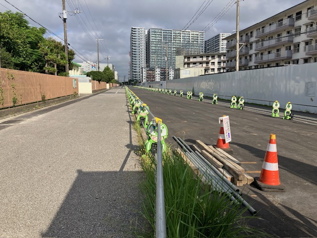 学校前の道路