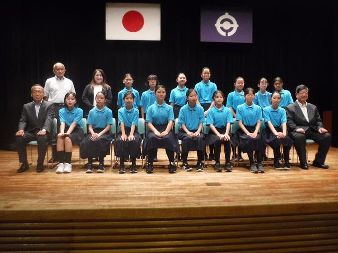 記念撮影(市長・教育長・6年生部員と顧問2名)