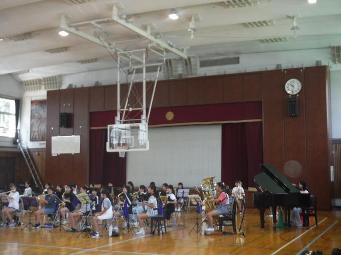 吹奏楽部の体育館練習