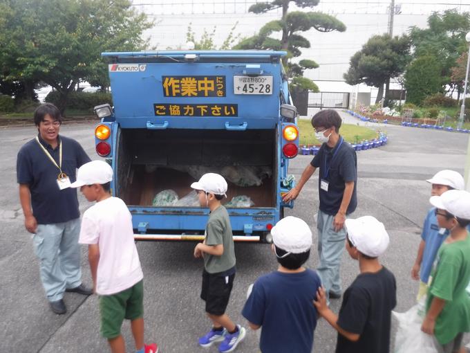 ゴミ収集車の見学
