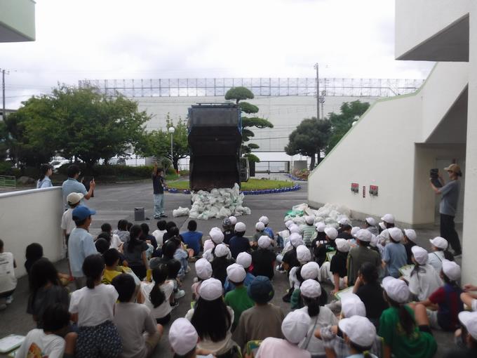ゴミ収集車の見学