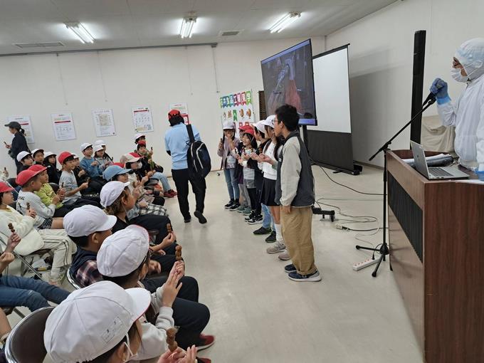 ミートボールができるまでの見学が終わりました