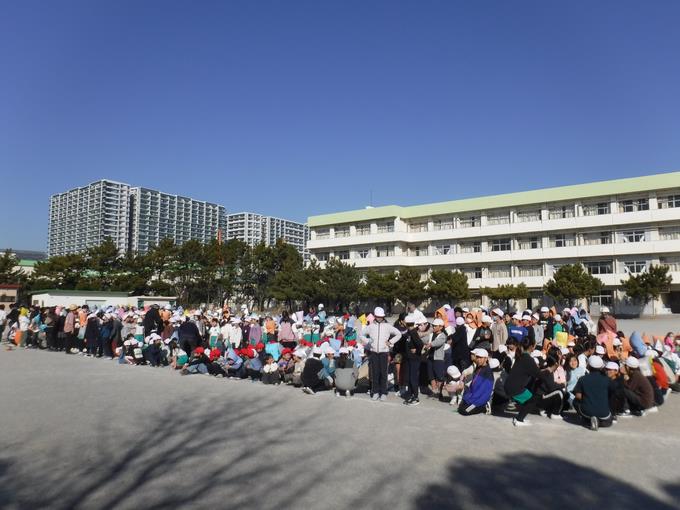 全校児童が校庭に避難する