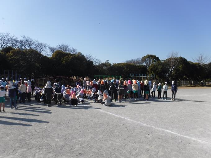 全校児童が校庭に避難する