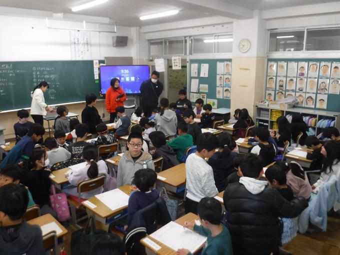 1年生が似顔絵を描きます