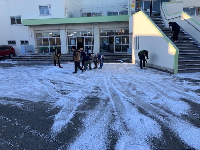 昇降口前の雪かき