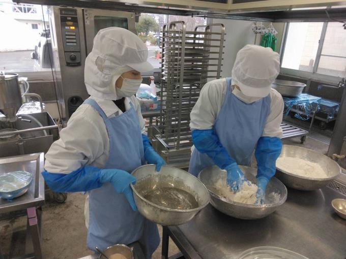 パン生地をこねます