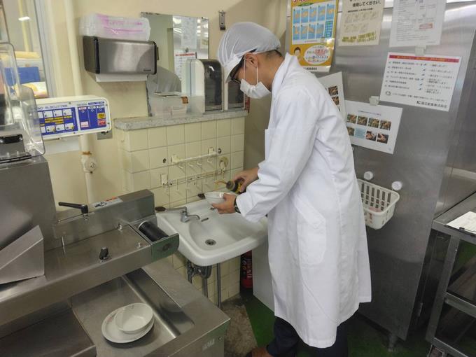 学校薬剤の先生が検査中