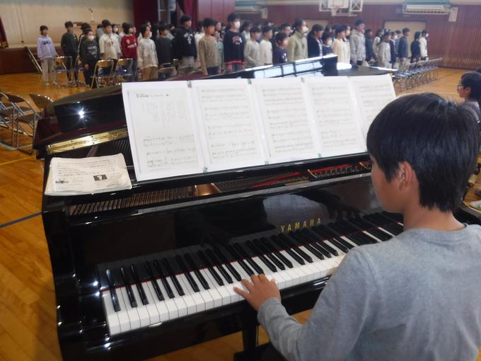 卒業生の合唱＠ピアノ伴奏は6年生