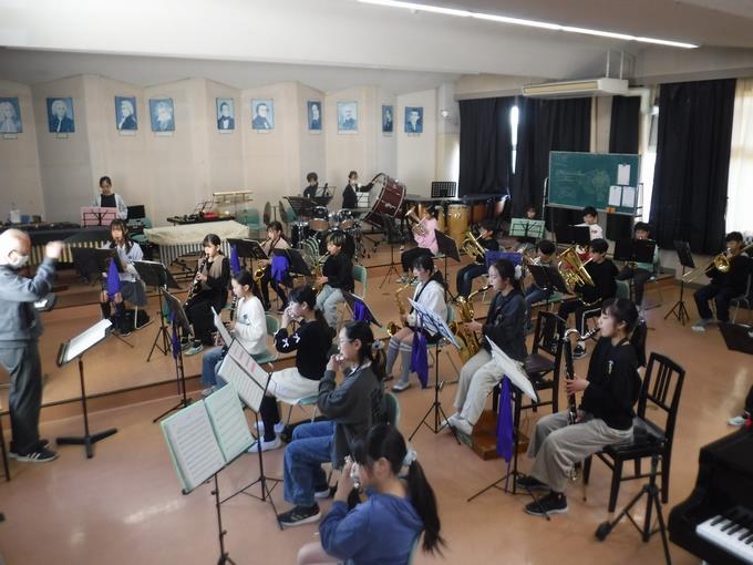 吹奏楽部の朝練習