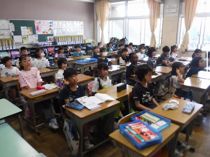 話を聞いている様子