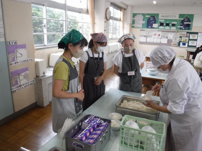 給食試食会・給食参観の様子1