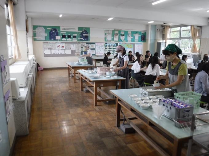 給食試食会・給食参観の様子2