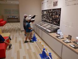 展示を見てる