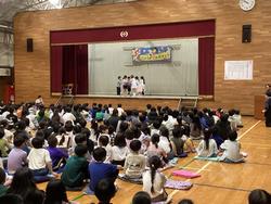 1年生を迎える会のプレゼント渡し