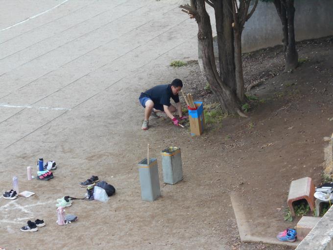 草刈りをする教務主任