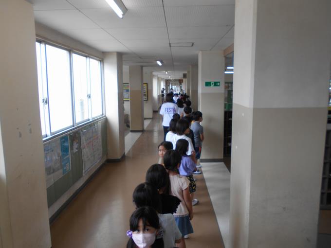 検診を待つ列