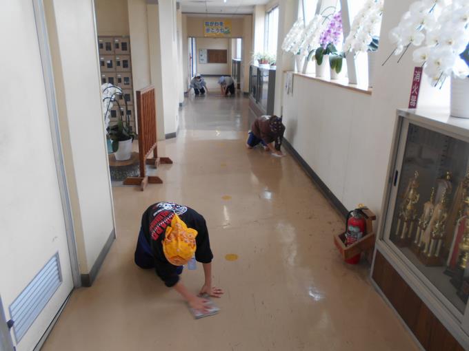 掃除をする6年生