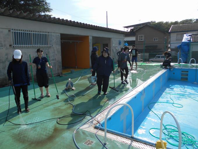 プールサイド掃除