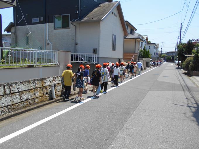バスまで歩きます