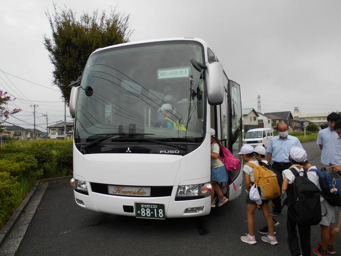 バスに乗り込みます