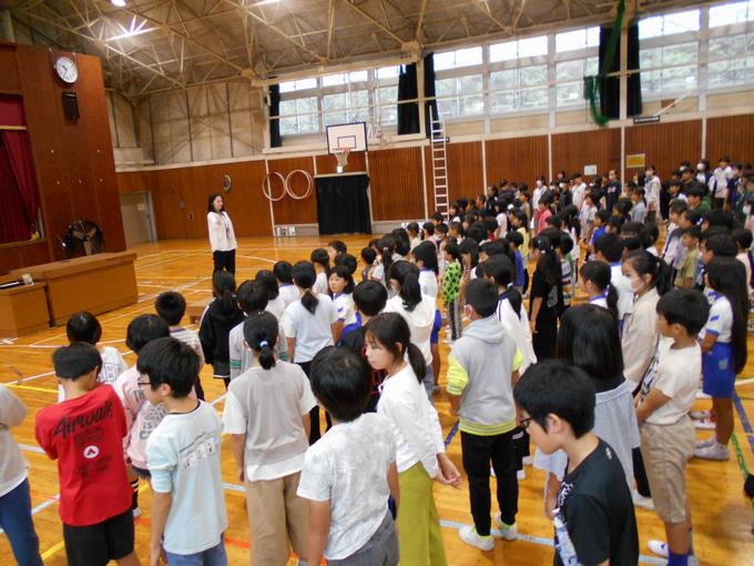 校歌を歌っています