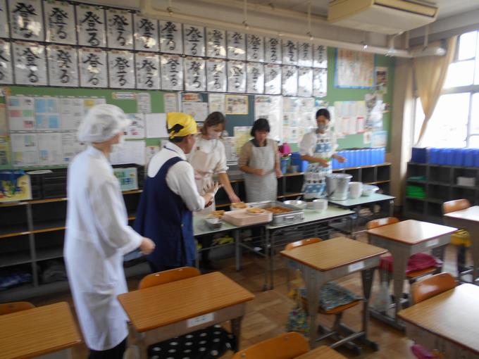 PTA役員さんが配膳してくれました