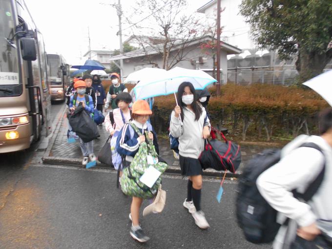 荷物を持って学校に向かいます