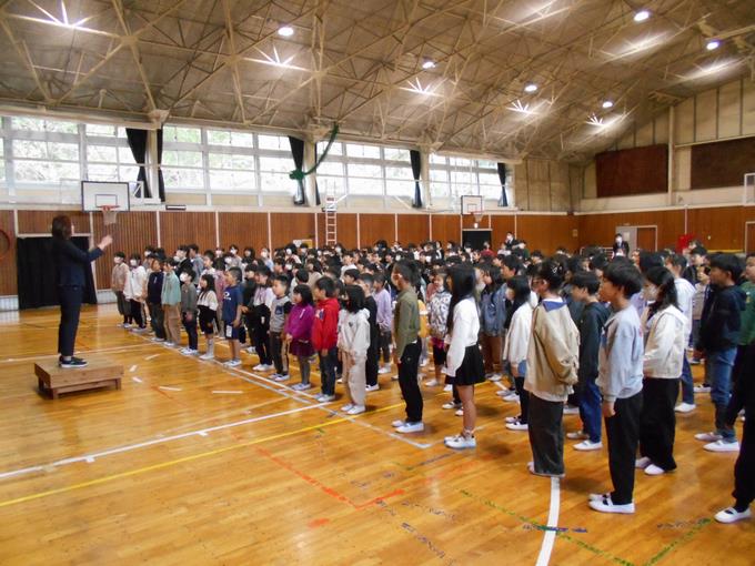 校歌を歌いました。